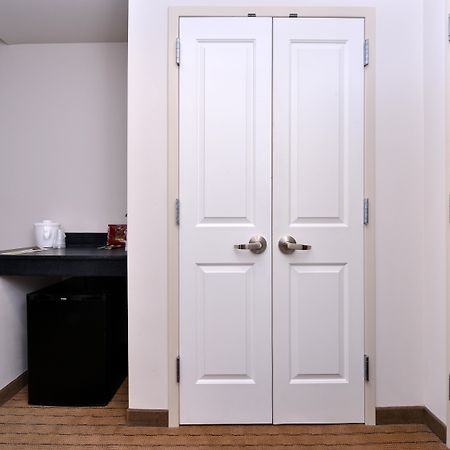 Holiday Inn Madison At The American Center By Ihg Екстериор снимка