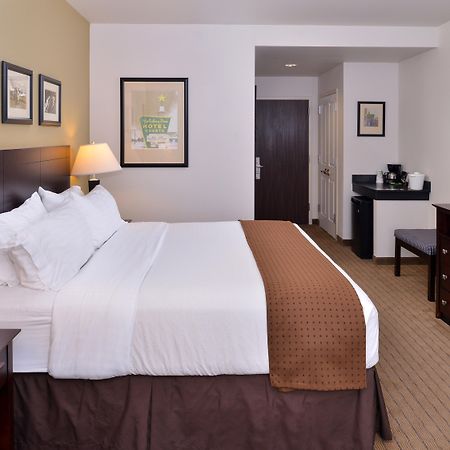 Holiday Inn Madison At The American Center By Ihg Екстериор снимка