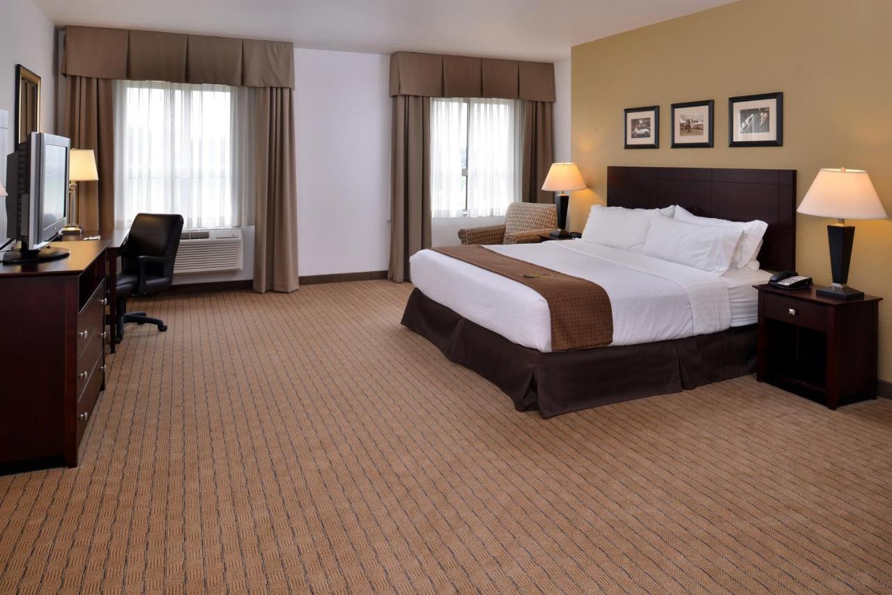 Holiday Inn Madison At The American Center By Ihg Екстериор снимка