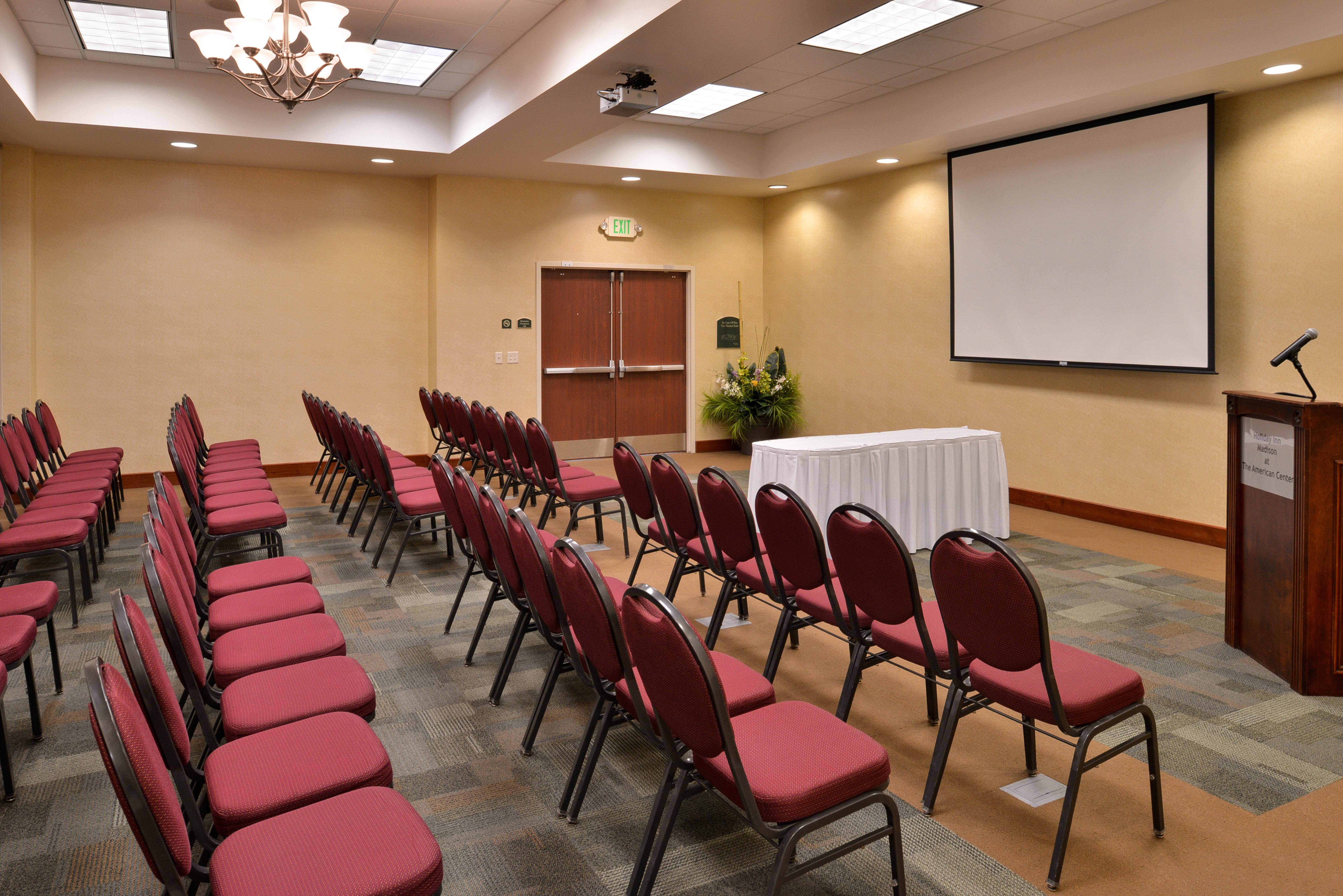 Holiday Inn Madison At The American Center By Ihg Екстериор снимка
