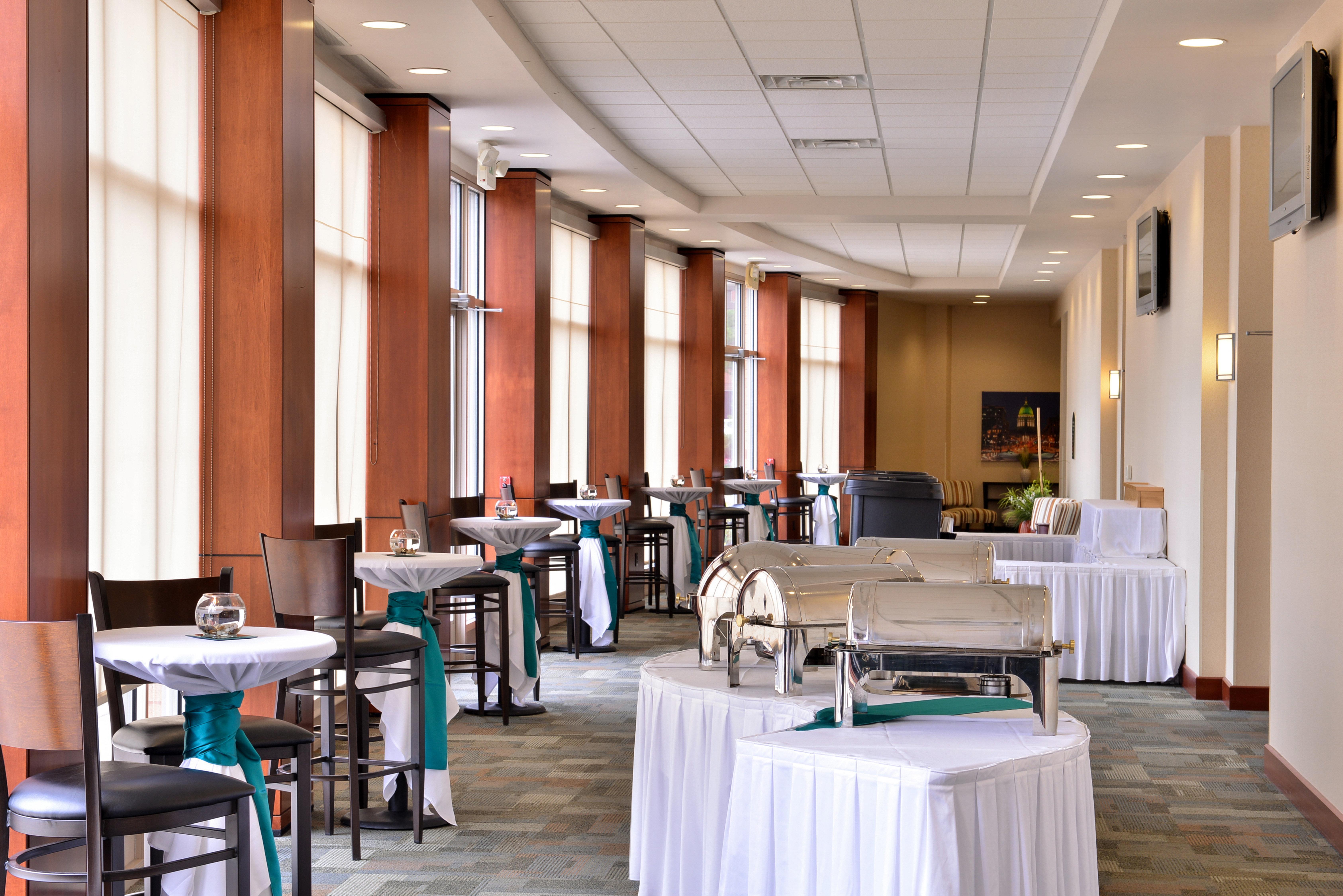 Holiday Inn Madison At The American Center By Ihg Екстериор снимка