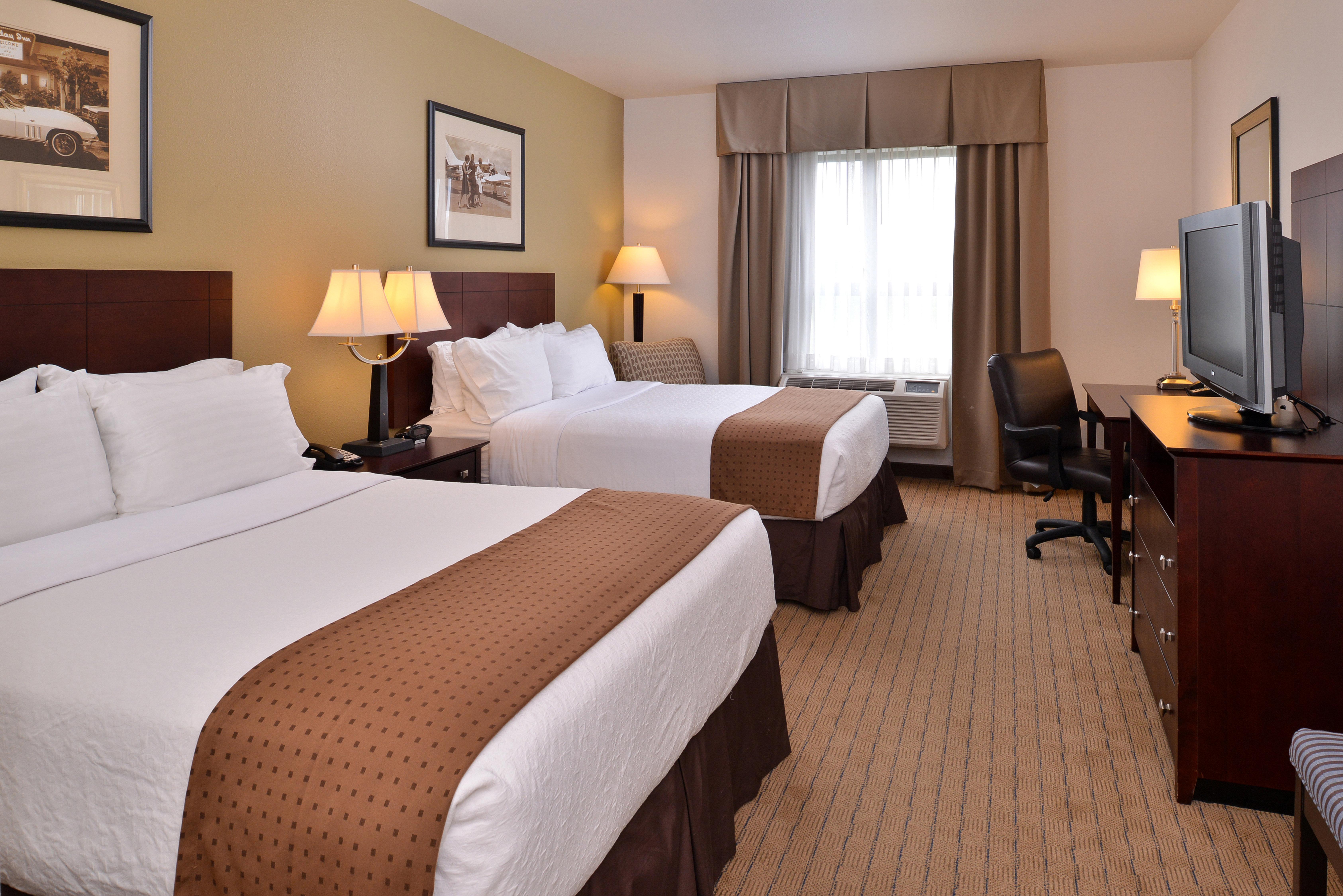 Holiday Inn Madison At The American Center By Ihg Екстериор снимка