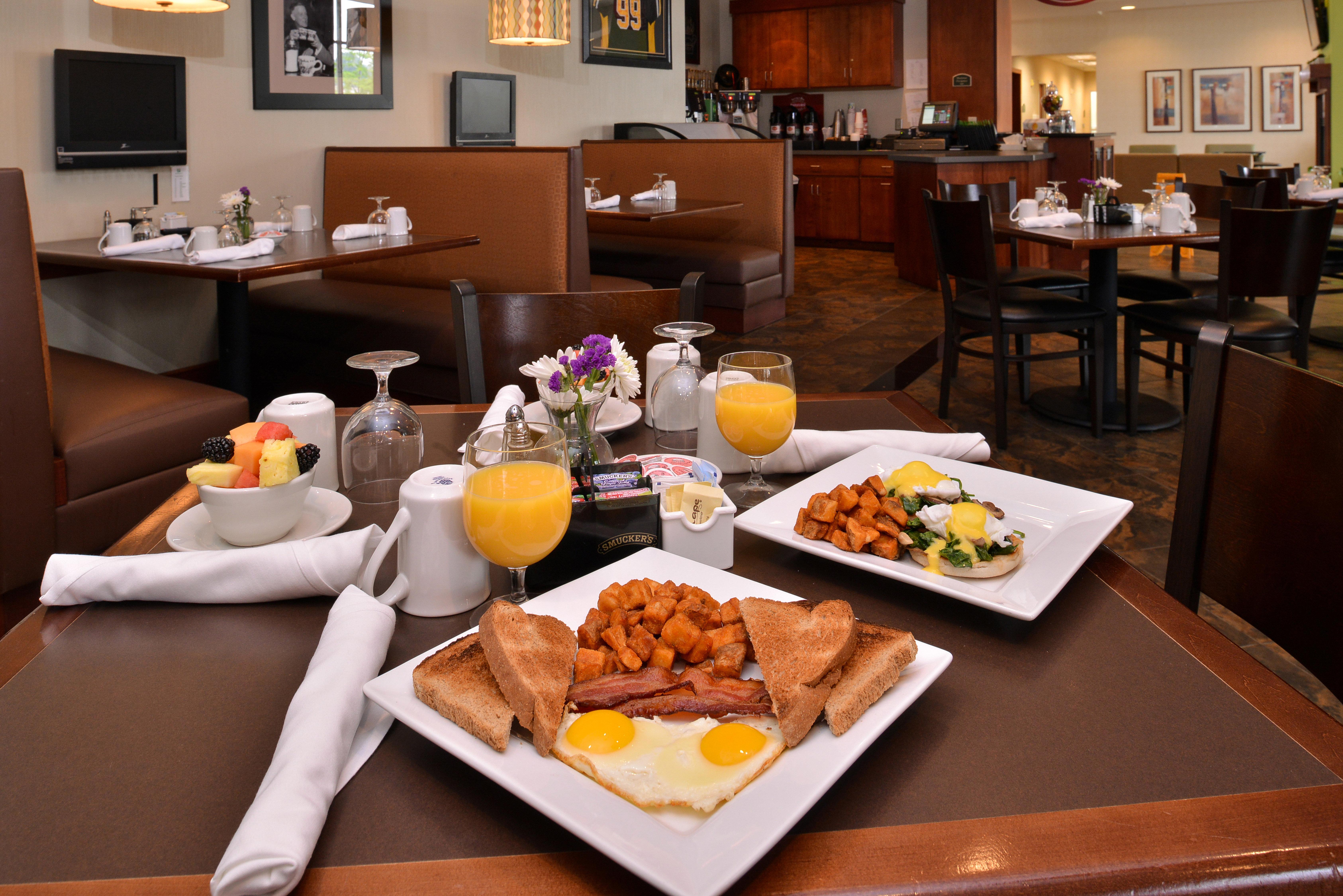 Holiday Inn Madison At The American Center By Ihg Екстериор снимка